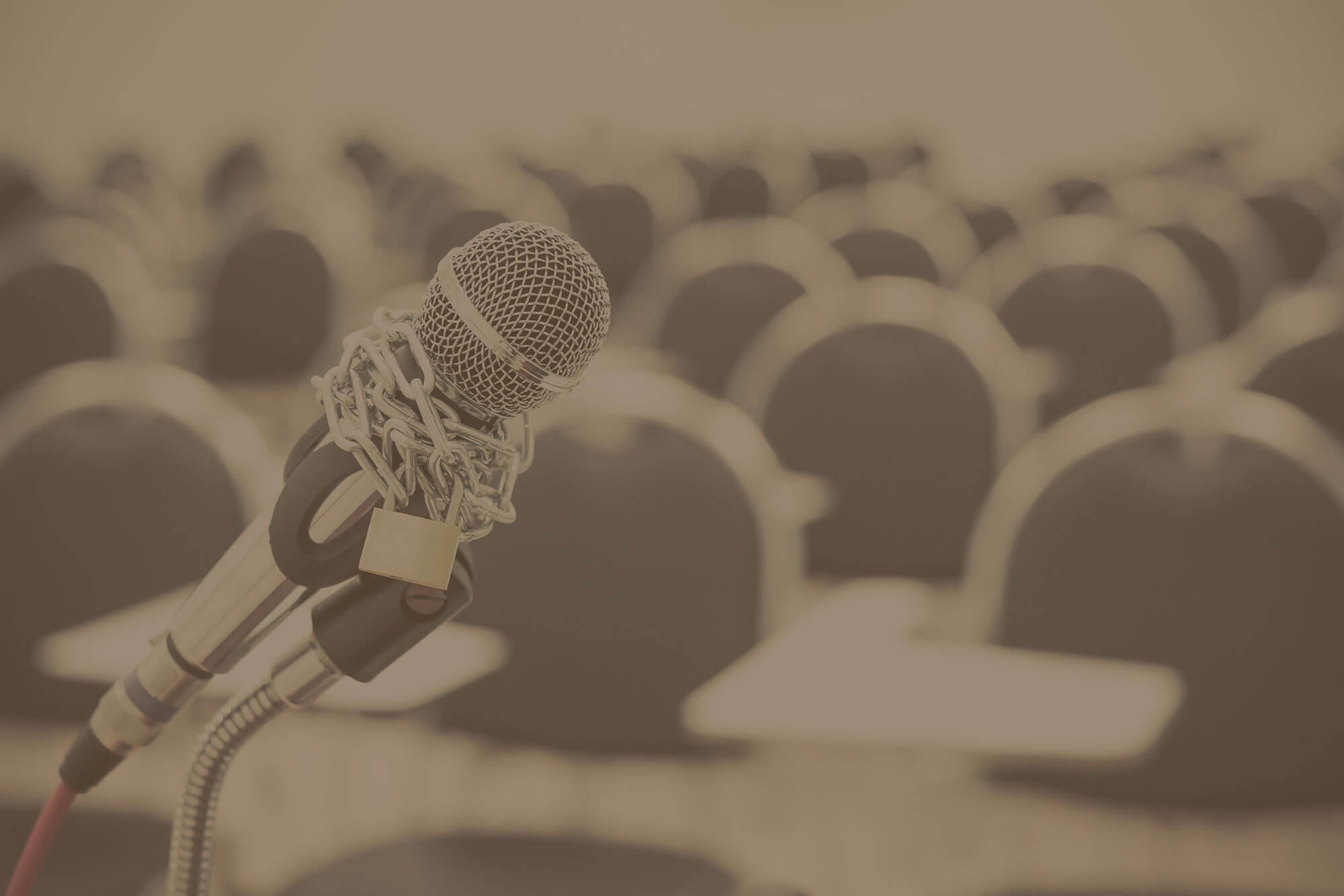 Microphone devant une salle de conférence