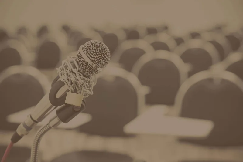 Microphone devant une salle de conférence